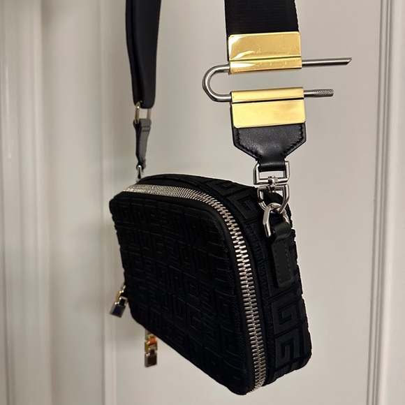 Men’s Givenchy Antigona U Camera Bag - Picture 10 of 16